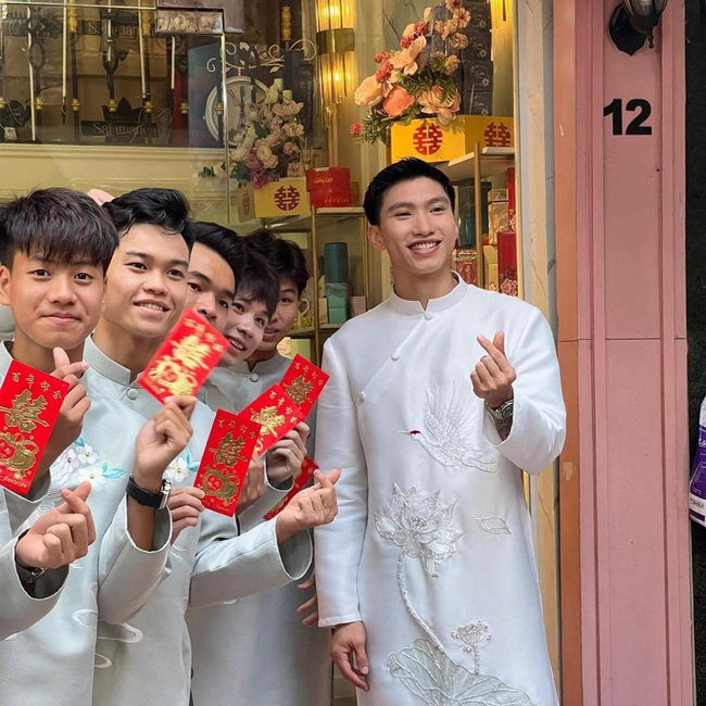 Đoàn Văn Hậu đón Doãn Hải My về dinh: Sáng đi Porsche 5 tỷ, trưa lên siêu xe gần 50 tỷ - Ảnh 4. Đoàn Văn Hậu đón Doãn Hải My về dinh: Sáng đi Porsche 5 tỷ, trưa lên siêu xe gần 50 tỷ - Ảnh 4.