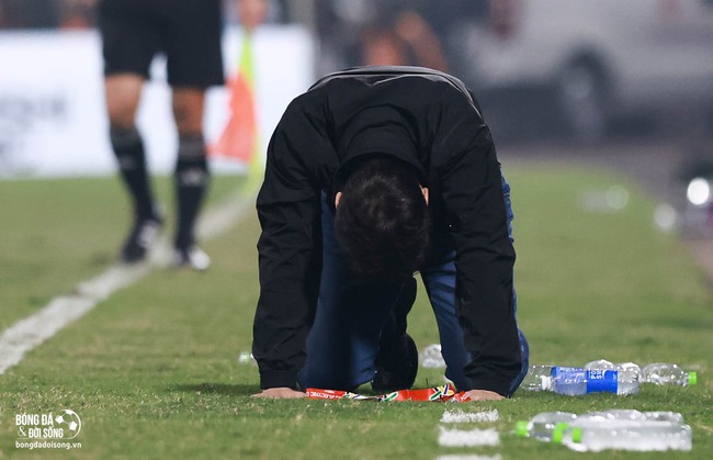 HLV Kim Sang Sik đổ gục xuống sân sau tình huống Tấn Tài dính chấn thương - Ảnh Bóng đá & Đời sống HLV Kim Sang Sik đổ gục xuống sân sau tình huống Tấn Tài dính chấn thương - Ảnh Bóng đá & Đời sống