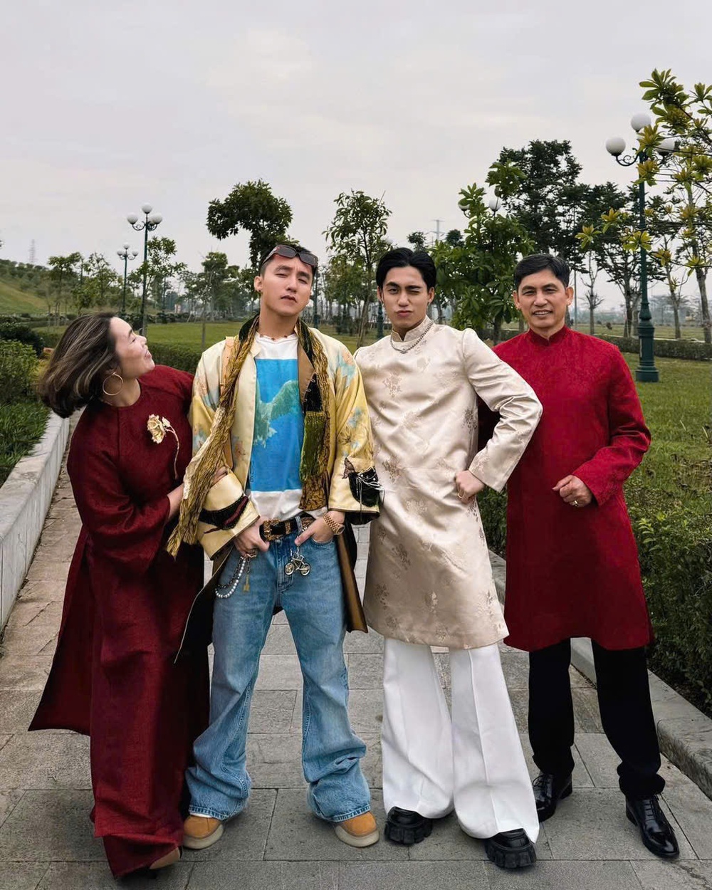 Sơn Tùng M-TP, Hà Hồ, Bình An,... cùng loạt sao Việt khoẻ ảnh áo dài dịp Tết - Ảnh 1. Sơn Tùng M-TP, Hà Hồ, Bình An,... cùng loạt sao Việt khoẻ ảnh áo dài dịp Tết - Ảnh 1.