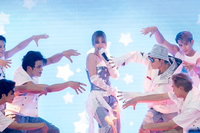 Đông Nhi mới mẻ, tràn đầy năng lượng với 'Ý trời' - Ảnh 6. Đông Nhi mới mẻ, tràn đầy năng lượng với 'Ý trời' - Ảnh 6.