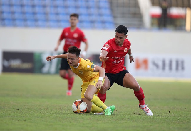 Xúc phạm trọng tài, Văn Thanh bị phạt nặng và CAHN chịu tổn thất lực lượng - Ảnh 2.