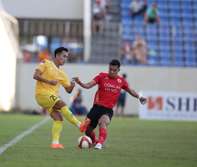 Văn Thanh lên tiếng xin lỗi sau án phạt 10 triệu, treo giò 3 trận vì xúc phạm trọng tài - Ảnh 2. Văn Thanh lên tiếng xin lỗi sau án phạt 10 triệu, treo giò 3 trận vì xúc phạm trọng tài - Ảnh 2.