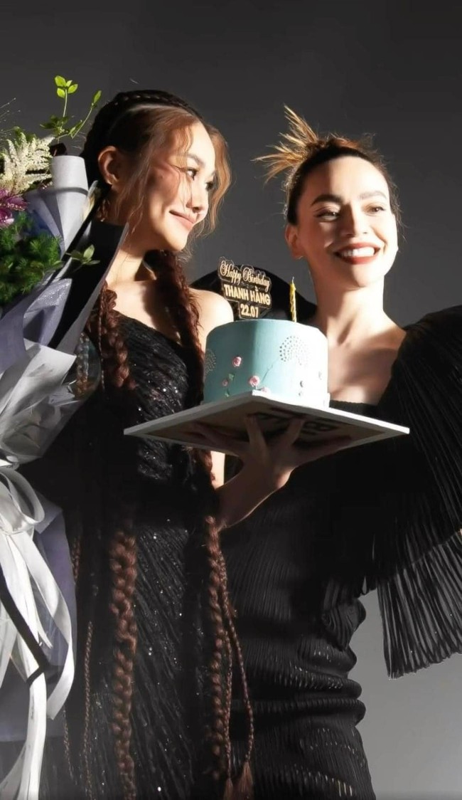 Sao Việt 21/7: Dàn sao Việt dự tiệc chúc mừng thôi nôi con trai Phạm Quỳnh Anh, Trường Giang đổi nghề làm thợ hớt tóc - Ảnh 8. Sao Việt 21/7: Dàn sao Việt dự tiệc chúc mừng thôi nôi con trai Phạm Quỳnh Anh, Trường Giang đổi nghề làm thợ hớt tóc - Ảnh 8.