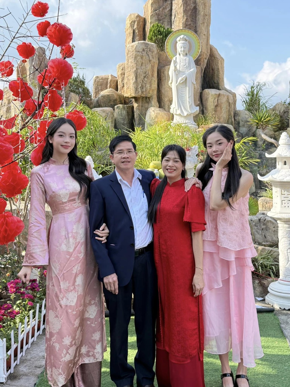 Sơn Tùng M-TP, Hà Hồ, Bình An,... cùng loạt sao Việt khoẻ ảnh áo dài dịp Tết - Ảnh 3. Sơn Tùng M-TP, Hà Hồ, Bình An,... cùng loạt sao Việt khoẻ ảnh áo dài dịp Tết - Ảnh 3.