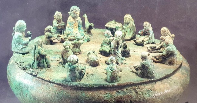 Tìm về trang phục thời Đông Sơn (kỳ 6): Bất ngờ tơ lụa Đông Sơn - Ảnh 1. Tìm về trang phục thời Đông Sơn (kỳ 6): Bất ngờ tơ lụa Đông Sơn - Ảnh 1.