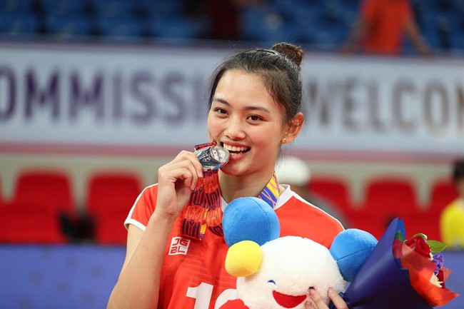 Ban đầu, bố mẹ không muốn Thu Hoài trở thành VĐV bóng chuyền vì nghĩ theo nghề này sẽ vất vả. Nhưng khi chứng kiến tình yêu và sự kiên định của Thu Hoài dành cho bóng chuyền, bố mẹ đã đồng ý cho cô theo đuổi ước mơ Ban đầu, bố mẹ không muốn Thu Hoài trở thành VĐV bóng chuyền vì nghĩ theo nghề này sẽ vất vả. Nhưng khi chứng kiến tình yêu và sự kiên định của Thu Hoài dành cho bóng chuyền, bố mẹ đã đồng ý cho cô theo đuổi ước mơ