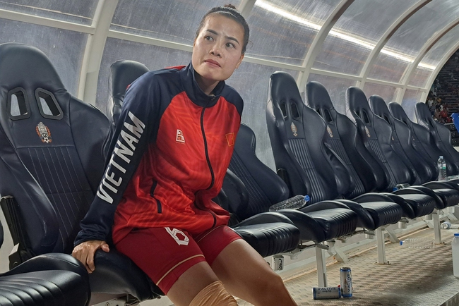 Xót xa cảnh cầu thủ Việt Nam lặng lẽ nhìn đồng đội ăn mừng, phải nhờ người dìu lên bục nhận huy chương - Ảnh 1. Xót xa cảnh cầu thủ Việt Nam lặng lẽ nhìn đồng đội ăn mừng, phải nhờ người dìu lên bục nhận huy chương - Ảnh 1.