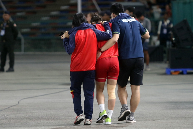 Xót xa cảnh cầu thủ Việt Nam lặng lẽ nhìn đồng đội ăn mừng, phải nhờ người dìu lên bục nhận huy chương - Ảnh 3. Xót xa cảnh cầu thủ Việt Nam lặng lẽ nhìn đồng đội ăn mừng, phải nhờ người dìu lên bục nhận huy chương - Ảnh 3.