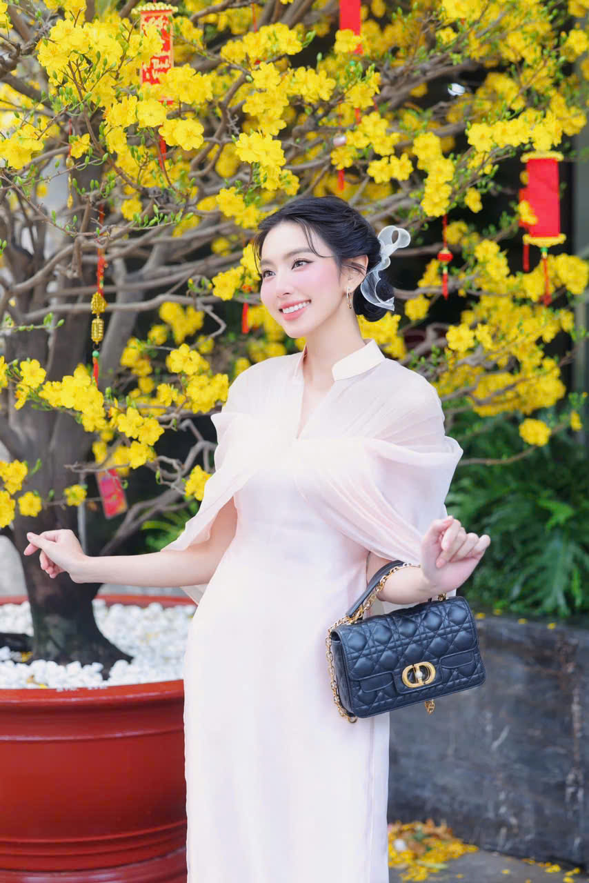 Sơn Tùng M-TP, Hà Hồ, Bình An,... cùng loạt sao Việt khoẻ ảnh áo dài dịp Tết - Ảnh 10. Sơn Tùng M-TP, Hà Hồ, Bình An,... cùng loạt sao Việt khoẻ ảnh áo dài dịp Tết - Ảnh 10.