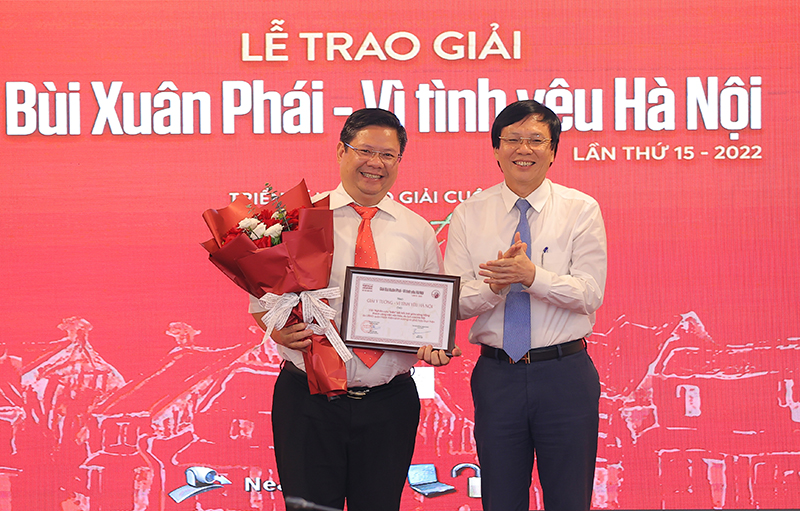 trao-giai-bui-xuan-phai-tong-thuat201 Chú thích ảnh