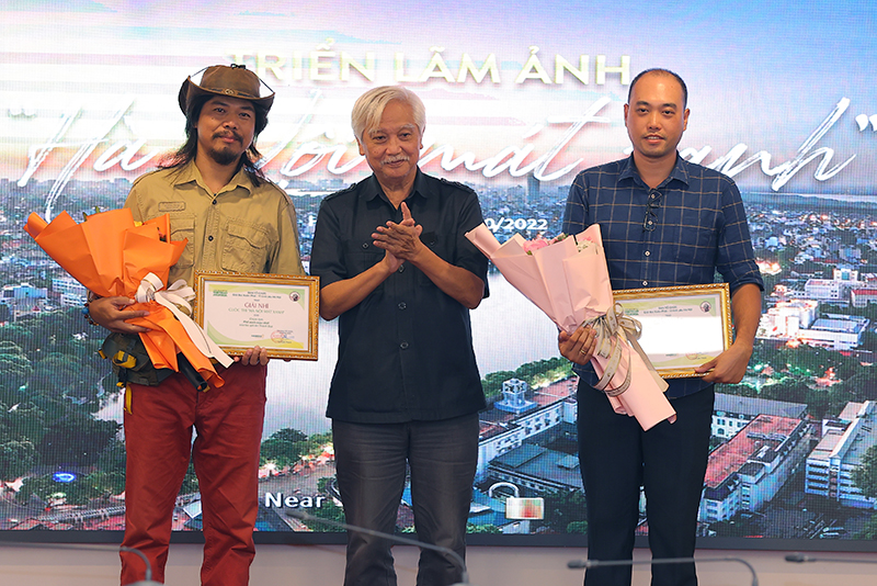 trao-giai-bui-xuan-phai-tong-thuat2010 Chú thích ảnh