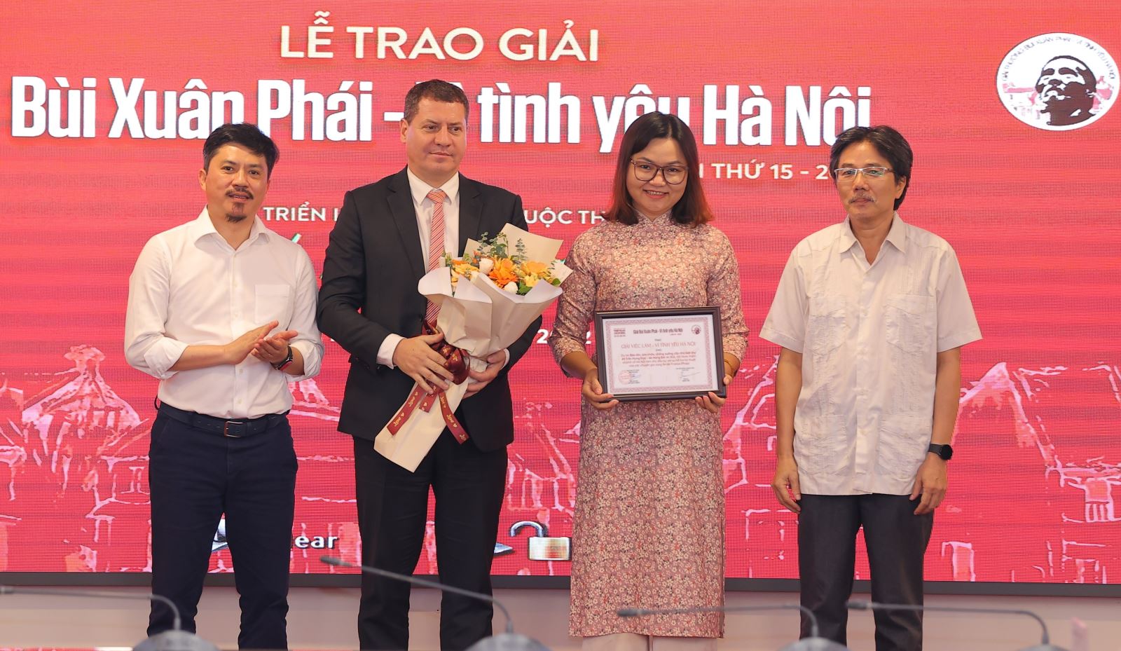 trao-giai-bui-xuan-phai-tong-thuat203 Chú thích ảnh