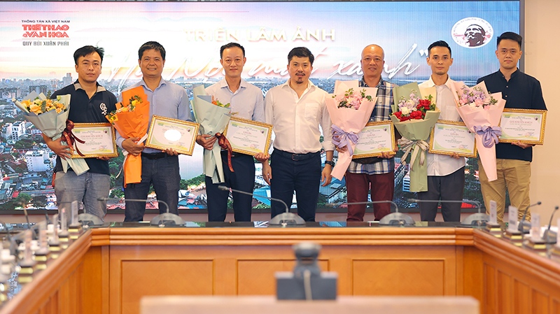 trao-giai-bui-xuan-phai-tong-thuat208 Chú thích ảnh