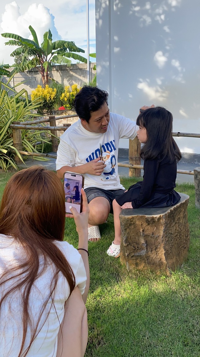 Sao Việt 21/7: Dàn sao Việt dự tiệc chúc mừng thôi nôi con trai Phạm Quỳnh Anh, Trường Giang đổi nghề làm thợ hớt tóc - Ảnh 3. Sao Việt 21/7: Dàn sao Việt dự tiệc chúc mừng thôi nôi con trai Phạm Quỳnh Anh, Trường Giang đổi nghề làm thợ hớt tóc - Ảnh 3.