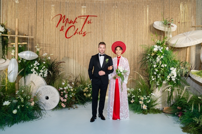 Trang phục cưới đặc biệt NTK Chung Thanh Phong dành cho siêu mẫu Minh Tú - Ảnh 1. Trang phục cưới đặc biệt NTK Chung Thanh Phong dành cho siêu mẫu Minh Tú - Ảnh 1.