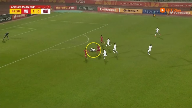 U20 Qatar ngang nhiên dùng tay chơi bóng, trọng tài không hề có phản ứng gì - Ảnh 2. U20 Qatar ngang nhiên dùng tay chơi bóng, trọng tài không hề có phản ứng gì - Ảnh 2.