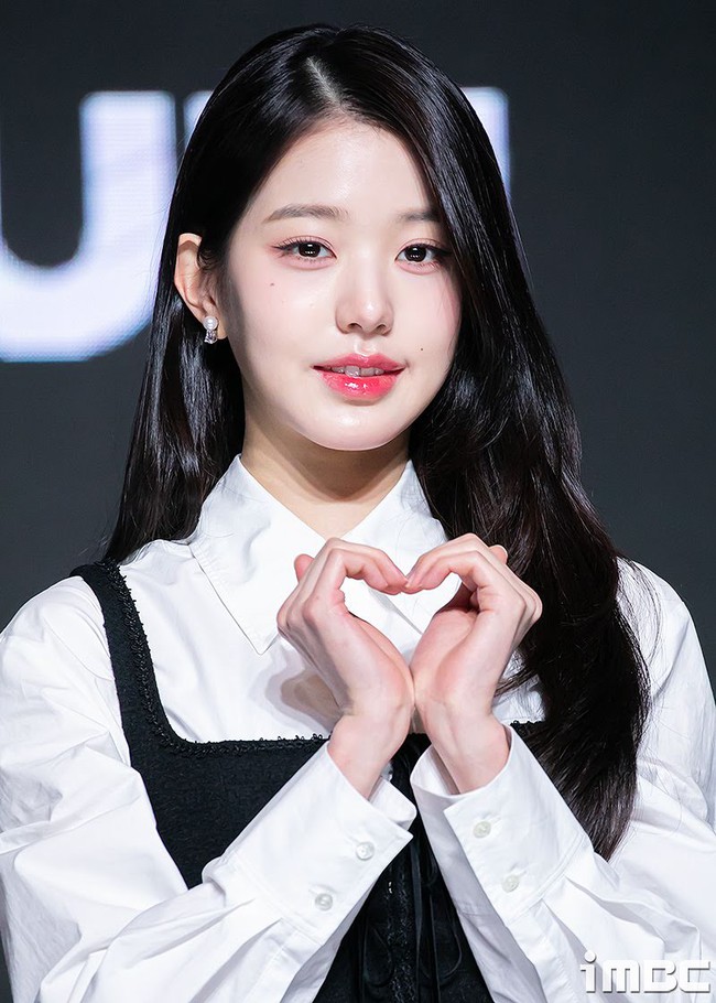 Nữ thần Kpop thế hệ mới Jang Won Young gây sốt với visual "vô thực" qua ảnh chưa chỉnh sửa, khiến fan thốt lên: “Sao có người đẹp như vậy?” - Ảnh 8.