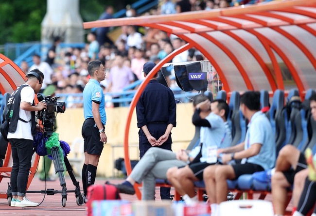 Với VAR, V-League vừa tiến được 1 bước - Ảnh 2.