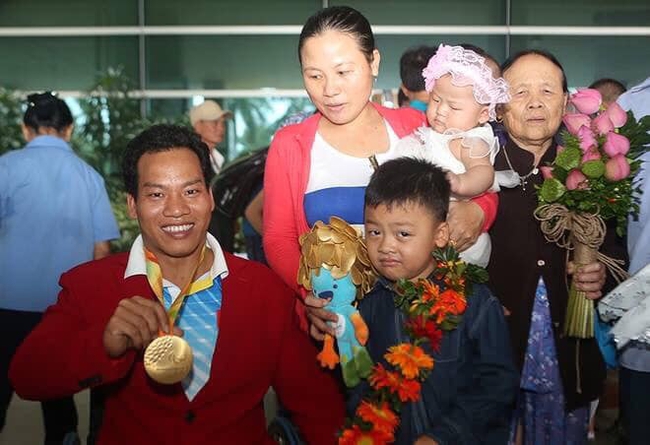 VĐV cử tạ Lê Văn Công: "Nỗ lực có huy chương Paralympic Paris 2024" - Ảnh 3. VĐV cử tạ Lê Văn Công: "Nỗ lực có huy chương Paralympic Paris 2024" - Ảnh 3.