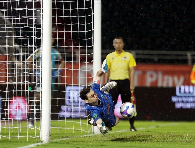 Văn Lâm có màn ăn mừng đặc biệt khi đóng vai người hùng cho Ninh Bình - Ảnh 1. Văn Lâm có màn ăn mừng đặc biệt khi đóng vai người hùng cho Ninh Bình - Ảnh 1.