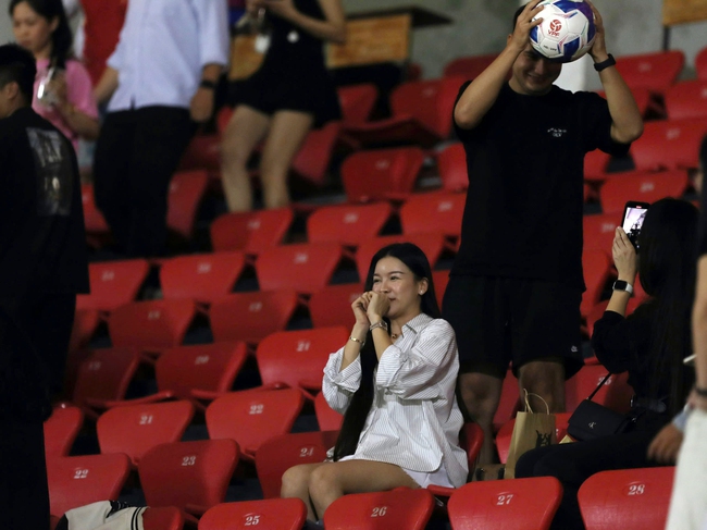 Văn Lâm có màn ăn mừng đặc biệt khi đóng vai người hùng cho Ninh Bình - Ảnh 3. Văn Lâm có màn ăn mừng đặc biệt khi đóng vai người hùng cho Ninh Bình - Ảnh 3.