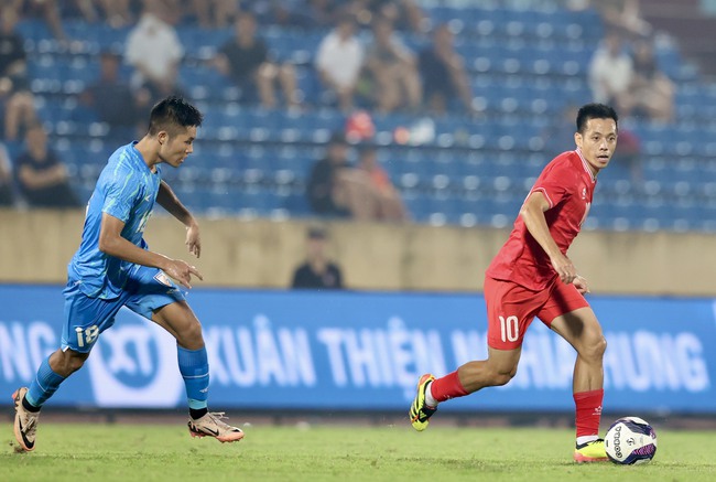 Bóng lăn trong tuần: Văn Quyết giải nghệ về với... rừng?! - Ảnh 1. Bóng lăn trong tuần: Văn Quyết giải nghệ về với... rừng?! - Ảnh 1.