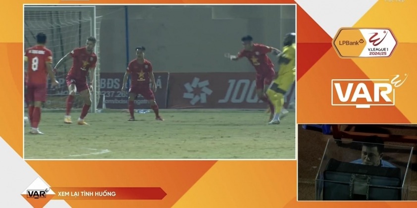 Tranh cãi tình huống cầu thủ V-League đạp chân thẳng vào ngực đối thủ nhưng không bị phạt dù trọng tài đã xem VAR - Ảnh 1. Tranh cãi tình huống cầu thủ V-League đạp chân thẳng vào ngực đối thủ nhưng không bị phạt dù trọng tài đã xem VAR - Ảnh 1.