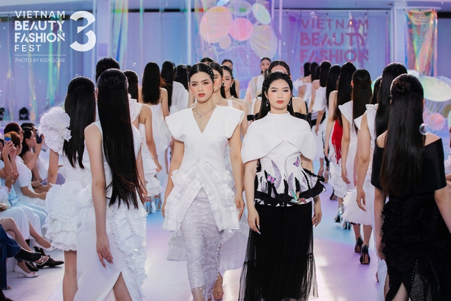 Show thời trang trên tầng thượng của đạo diễn Hoàng Nhật Nam - Ảnh 2. Show thời trang trên tầng thượng của đạo diễn Hoàng Nhật Nam - Ảnh 2.