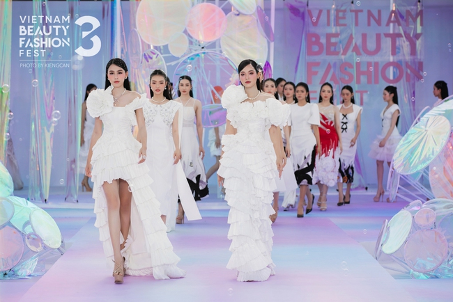 Show thời trang trên tầng thượng của đạo diễn Hoàng Nhật Nam - Ảnh 4. Show thời trang trên tầng thượng của đạo diễn Hoàng Nhật Nam - Ảnh 4.