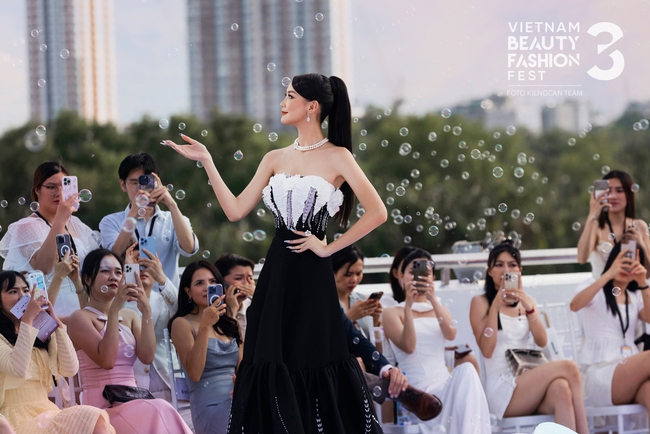 Show thời trang trên tầng thượng của đạo diễn Hoàng Nhật Nam - Ảnh 6. Show thời trang trên tầng thượng của đạo diễn Hoàng Nhật Nam - Ảnh 6.