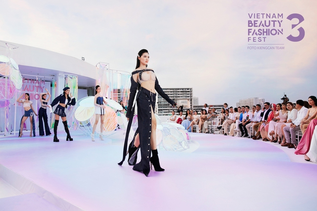 Show thời trang trên tầng thượng của đạo diễn Hoàng Nhật Nam - Ảnh 7. Show thời trang trên tầng thượng của đạo diễn Hoàng Nhật Nam - Ảnh 7.