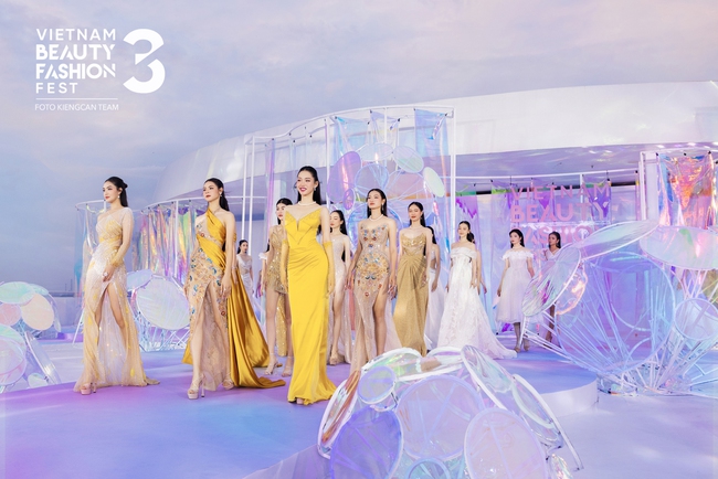 Show thời trang trên tầng thượng của đạo diễn Hoàng Nhật Nam - Ảnh 11. Show thời trang trên tầng thượng của đạo diễn Hoàng Nhật Nam - Ảnh 11.