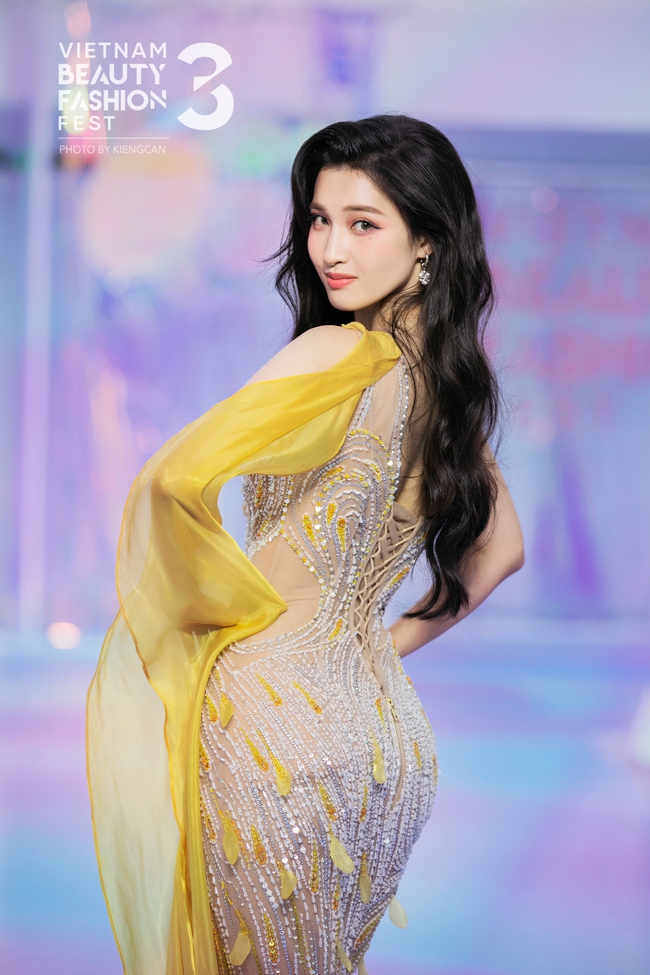 Show thời trang trên tầng thượng của đạo diễn Hoàng Nhật Nam - Ảnh 12. Show thời trang trên tầng thượng của đạo diễn Hoàng Nhật Nam - Ảnh 12.