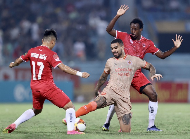 Ngoại binh "khủng" về HAGL, bầu Đức giải toả mối lo cho "Zico Thái" - Ảnh 2. Ngoại binh "khủng" về HAGL, bầu Đức giải toả mối lo cho "Zico Thái" - Ảnh 2.