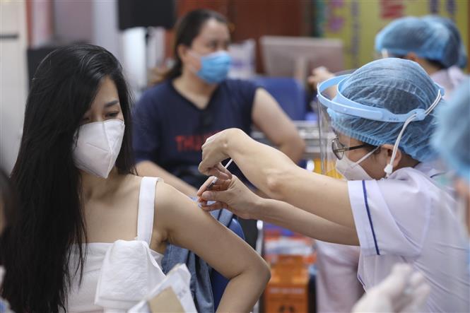 vna_potal_ha_noi_tiep_tuc_trien_khai_tiem_vaccine_phong_covid-19_mui_2_cho_nguoi_dan_tu_18_tuoi_tro_len_5738319 Chú thích ảnh