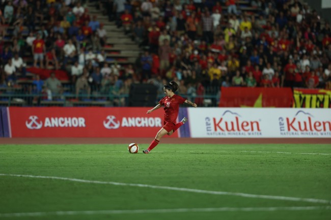 Thanh Nhã lăn vài vòng trên sân sau khi chạy như bay, cầu thủ Campuchia tới chắp tay xin lỗi còn CĐV Việt Nam xót xa - Ảnh 6. Thanh Nhã lăn vài vòng trên sân sau khi chạy như bay, cầu thủ Campuchia tới chắp tay xin lỗi còn CĐV Việt Nam xót xa - Ảnh 6.