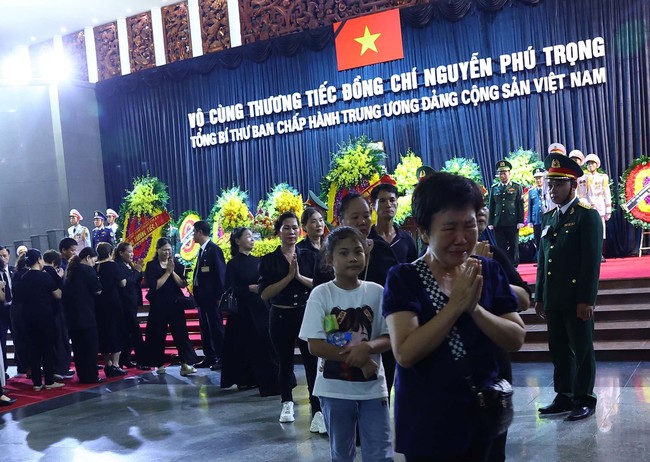 Hàng vạn người dân xếp hàng trong đêm vào viếng Tổng Bí thư Nguyễn Phú Trọng - Ảnh 10. Hàng vạn người dân xếp hàng trong đêm vào viếng Tổng Bí thư Nguyễn Phú Trọng - Ảnh 10.