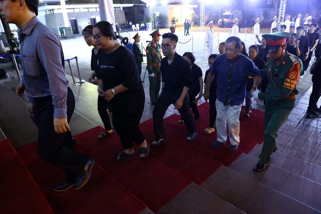 Hàng vạn người dân xếp hàng trong đêm vào viếng Tổng Bí thư Nguyễn Phú Trọng - Ảnh 9. Hàng vạn người dân xếp hàng trong đêm vào viếng Tổng Bí thư Nguyễn Phú Trọng - Ảnh 9.