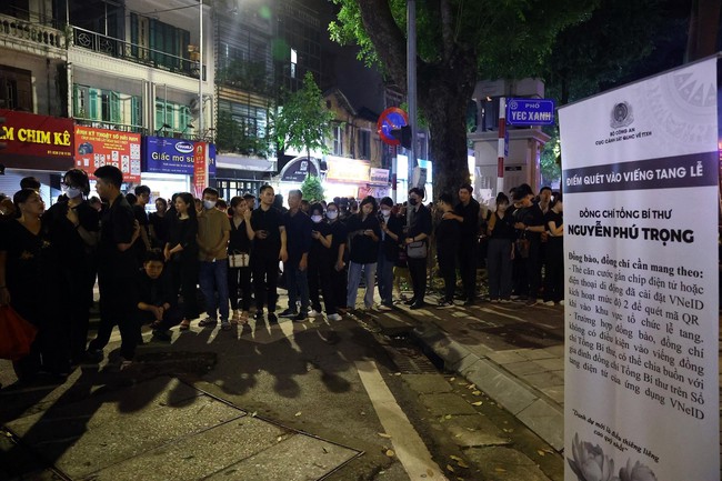 Hàng vạn người dân xếp hàng trong đêm vào viếng Tổng Bí thư Nguyễn Phú Trọng - Ảnh 8. Hàng vạn người dân xếp hàng trong đêm vào viếng Tổng Bí thư Nguyễn Phú Trọng - Ảnh 8.