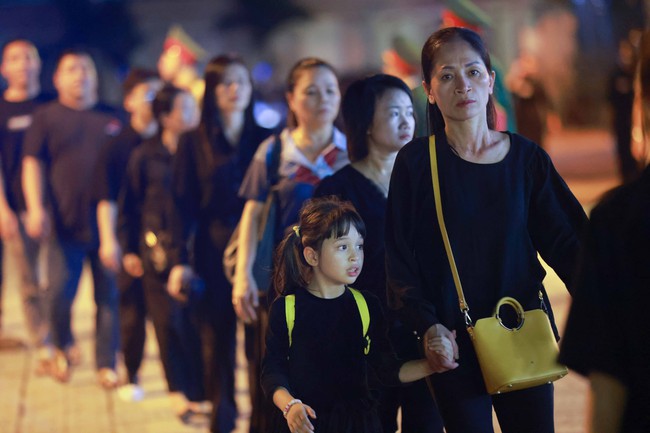 Hàng vạn người dân xếp hàng trong đêm vào viếng Tổng Bí thư Nguyễn Phú Trọng - Ảnh 7. Hàng vạn người dân xếp hàng trong đêm vào viếng Tổng Bí thư Nguyễn Phú Trọng - Ảnh 7.