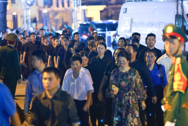 Hàng vạn người dân xếp hàng trong đêm vào viếng Tổng Bí thư Nguyễn Phú Trọng - Ảnh 5. Hàng vạn người dân xếp hàng trong đêm vào viếng Tổng Bí thư Nguyễn Phú Trọng - Ảnh 5.