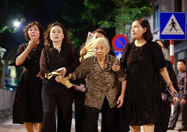 Hàng vạn người dân xếp hàng trong đêm vào viếng Tổng Bí thư Nguyễn Phú Trọng - Ảnh 4. Hàng vạn người dân xếp hàng trong đêm vào viếng Tổng Bí thư Nguyễn Phú Trọng - Ảnh 4.