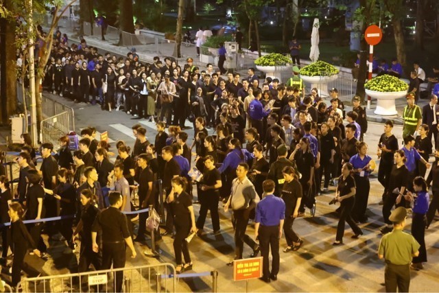 Hàng vạn người dân xếp hàng trong đêm vào viếng Tổng Bí thư Nguyễn Phú Trọng - Ảnh 3. Hàng vạn người dân xếp hàng trong đêm vào viếng Tổng Bí thư Nguyễn Phú Trọng - Ảnh 3.