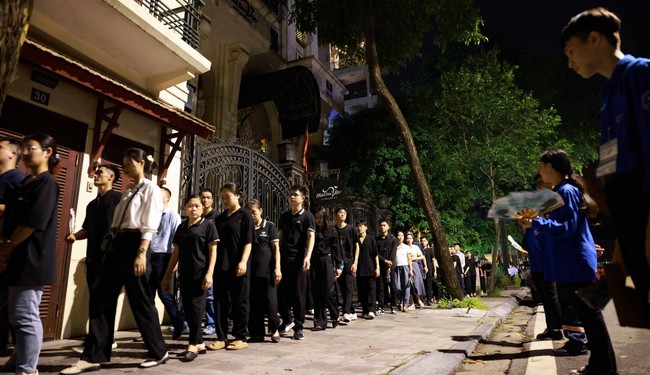 Hàng vạn người dân xếp hàng trong đêm vào viếng Tổng Bí thư Nguyễn Phú Trọng - Ảnh 2. Hàng vạn người dân xếp hàng trong đêm vào viếng Tổng Bí thư Nguyễn Phú Trọng - Ảnh 2.