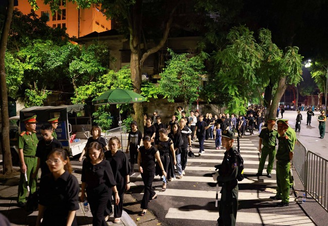 Hàng vạn người dân xếp hàng trong đêm vào viếng Tổng Bí thư Nguyễn Phú Trọng - Ảnh 6. Hàng vạn người dân xếp hàng trong đêm vào viếng Tổng Bí thư Nguyễn Phú Trọng - Ảnh 6.