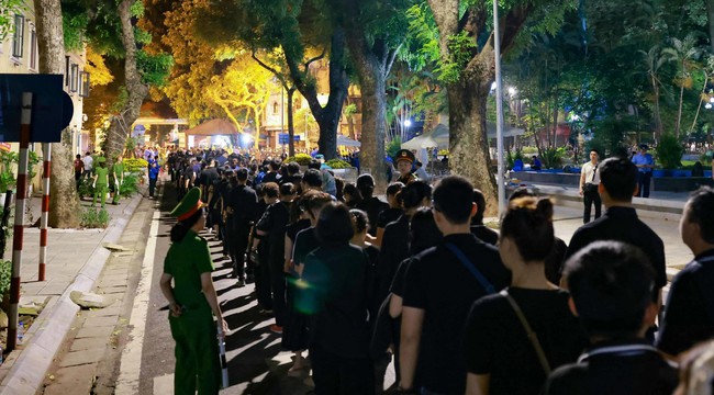 Hàng vạn người dân xếp hàng trong đêm vào viếng Tổng Bí thư Nguyễn Phú Trọng - Ảnh 1. Hàng vạn người dân xếp hàng trong đêm vào viếng Tổng Bí thư Nguyễn Phú Trọng - Ảnh 1.