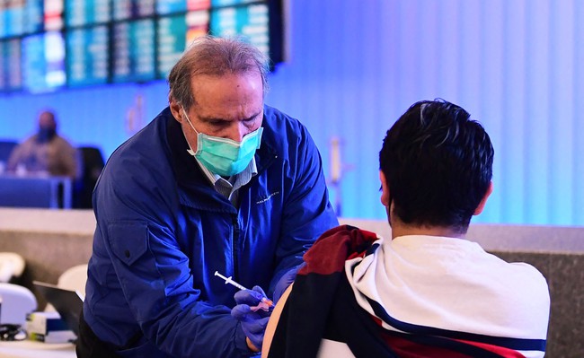 Thế giới đối mặt với làn sóng Covid-19 mới - Ảnh 2.