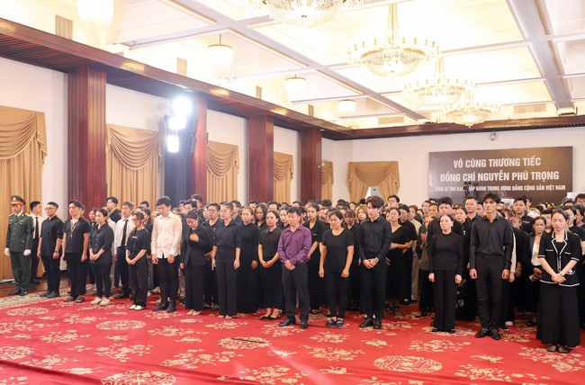 Lễ Quốc tang Tổng Bí thư Nguyễn Phú Trọng: Thành phố Hồ Chí Minh kéo dài thời gian viếng đến 23 giờ để đáp ứng mong muốn của nhân dân - Ảnh 2. Lễ Quốc tang Tổng Bí thư Nguyễn Phú Trọng: Thành phố Hồ Chí Minh kéo dài thời gian viếng đến 23 giờ để đáp ứng mong muốn của nhân dân - Ảnh 2.