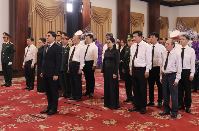 Lễ Quốc tang Tổng Bí thư Nguyễn Phú Trọng: Thành phố Hồ Chí Minh kéo dài thời gian viếng đến 23 giờ để đáp ứng mong muốn của nhân dân - Ảnh 1. Lễ Quốc tang Tổng Bí thư Nguyễn Phú Trọng: Thành phố Hồ Chí Minh kéo dài thời gian viếng đến 23 giờ để đáp ứng mong muốn của nhân dân - Ảnh 1.