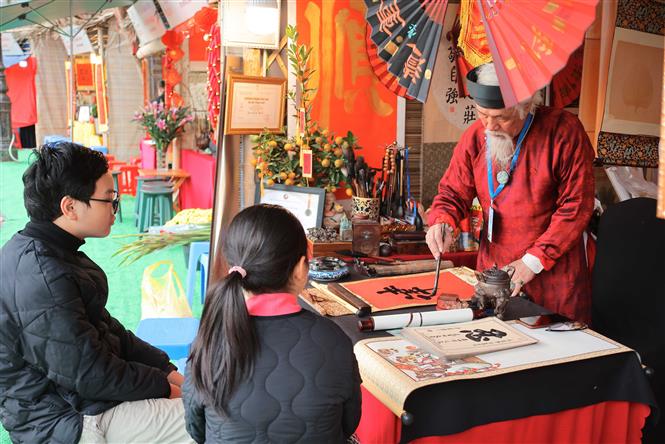 Tục xin chữ - nét đẹp của văn hoá của người Việt dịp Tết Nguyên đán - Ảnh 1. Tục xin chữ - nét đẹp của văn hoá của người Việt dịp Tết Nguyên đán - Ảnh 1.